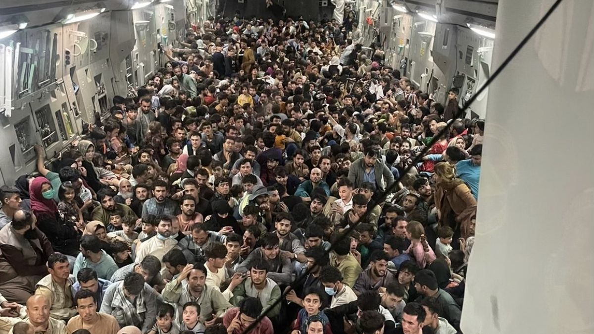 Zoufalý útěk z Kábulu. V letadle pro 134 vojáků se tísnilo 640 lidí